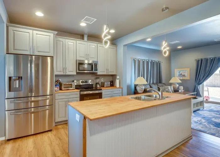 Holiday home 3br 2ba W Patio Fire Pit Kingman